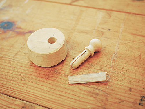 When you put the knob into the lid, make sure your wedge will be perpendicular to the lid’s grain.