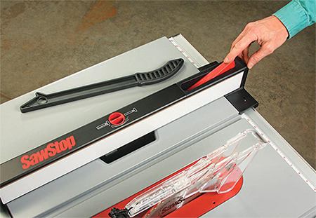 Instead of a front-mounted fence handle, an “ErgoLock” top-mounted rocker switch locks or unlocks the rip fence with a single fnger push. The feature ensures ease of use and setting accuracy.