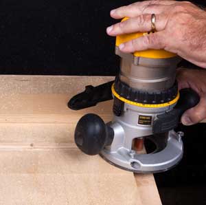 When the bit clears the work at the end of the cut, switch off the router and wait for the bit to stop spinning before lifting the tool from the work.