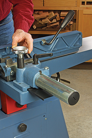 A large tube with rack-and-pinion gearing moves Oliver’s fence back and forth across the table.