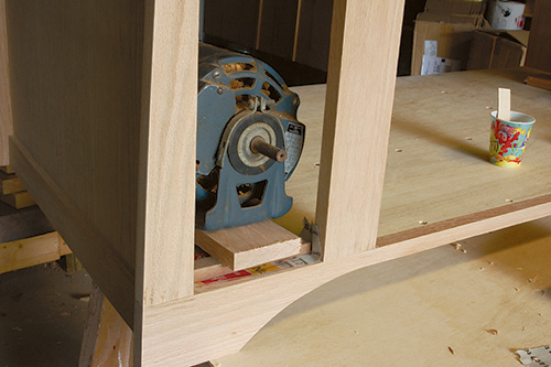 Weighing veneer glue-up installation with electric motor