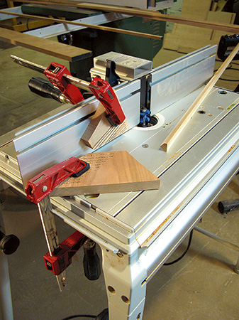Router set-up for cutting v-groove edge banding