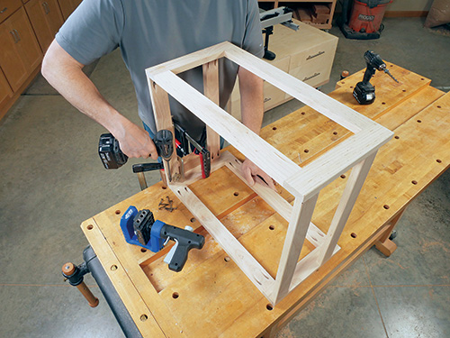 Assembling tool cart router table base