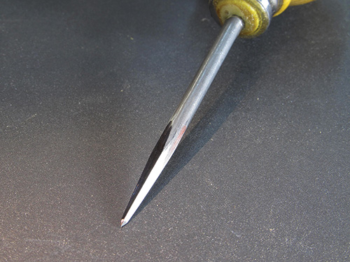 Sharpened edge of birdcage awl tip