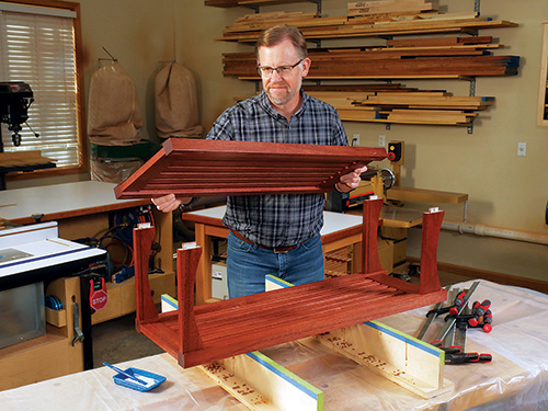 Gluing assembly of plant stand base