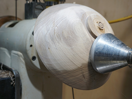 Holding bowl for routing in lathe