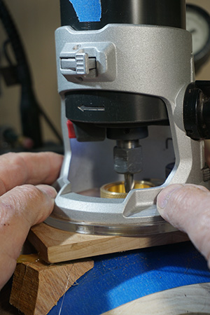 Cutting hole for installing inlay in cracked bowl blank