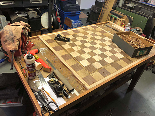 Checkeboard patterned benchtop layout