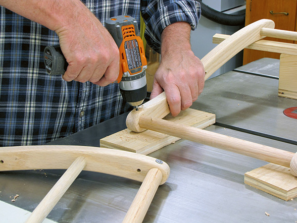 Attaching stretcher with rivet using drill driver