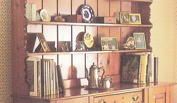Classic-style hutch with display shelving