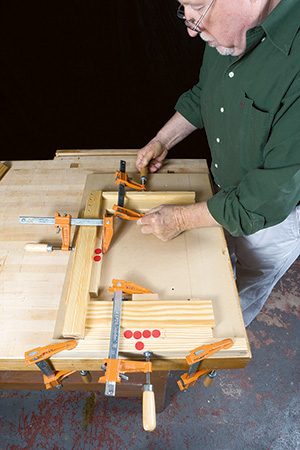 Clamping compact bench pieces together on assembly jig
