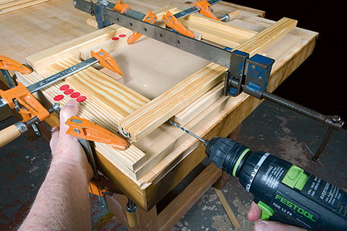 Screwing together compact bench parts on assembly jig