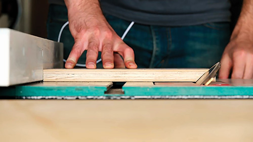 Cutting 45 degree bevel on a table saw