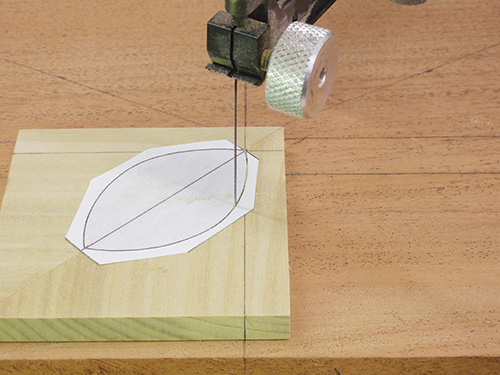 Making a clockwise cut with a scroll saw blade