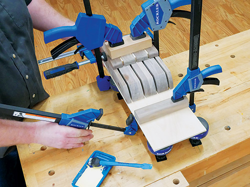 Attaching handle rest to knife block assembly