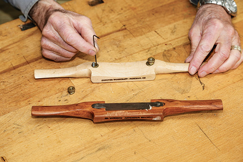 Changing cutting angle of spokeshave with wood handle