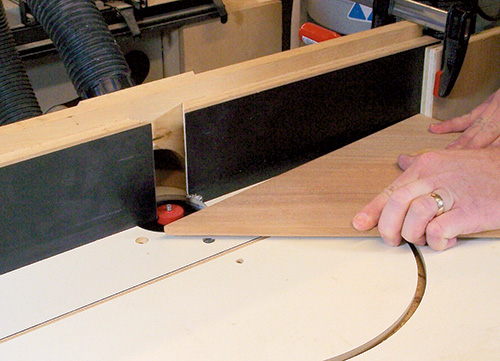 Cutting leaves roundovers at router table for envelope table