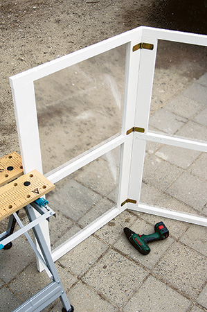 Clamping and joining folding roof pieces for fold-up greenhouse