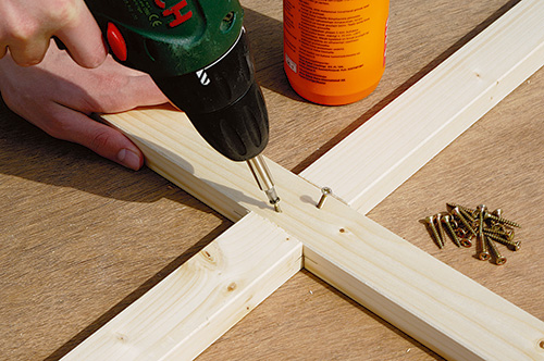 Attaching screws in fold-up greenhouse with angled screws