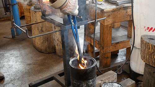 Quenching forged plane blade in oil to harden