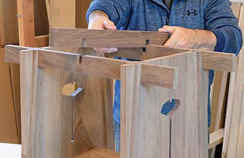 Fitting cross rails into ginko table assembly