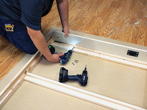 Attaching frame struts to Murphy bed base