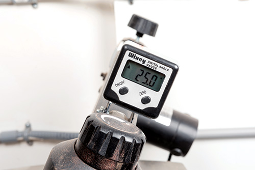 Setting cuts with a digital angle gauge