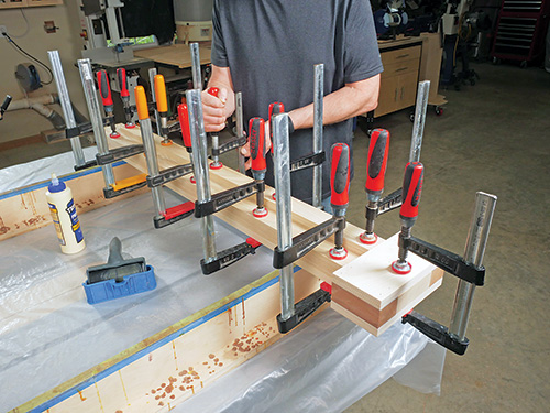 Clamping workbench stretchers during glue-up
