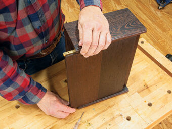 Attaching knife hinge to cabinet body