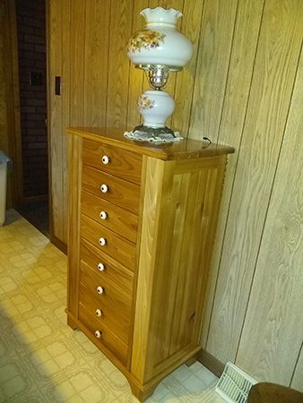 Right side view of closed jewelry cabinet