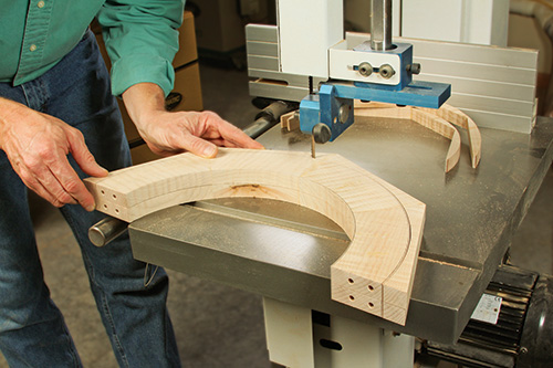 Making circular cuts with a band saw