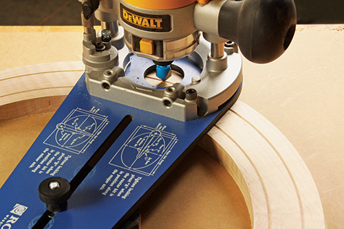 Cutting grooves in jewelry frame with router and circle cutting jig