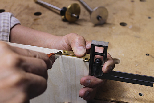 Marking the edge of a cabinet door hinge