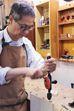 Drilling pilot holes with a hinge with a hand drill