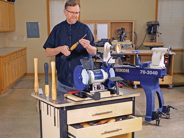 Sharpening turning tools on a mobile shop stand