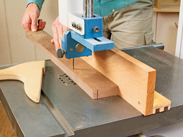 Detachable band saw fence attached to table