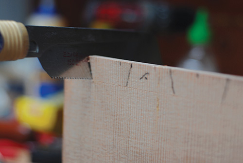 Cutting dovetail tails with a hand saw