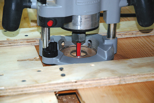 Using the router in the shop-made dado cutting jig
