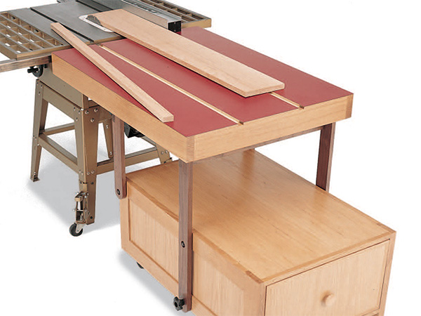 Table saw outfeed table assembly