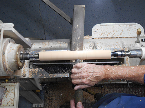 Turning center column for a paper towel holder