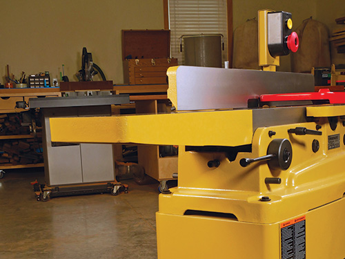 Adjustable jointer infeed and outfeed table