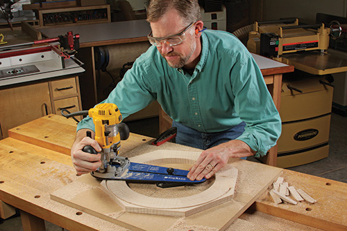 Adjusting a router in a circle cutting jig