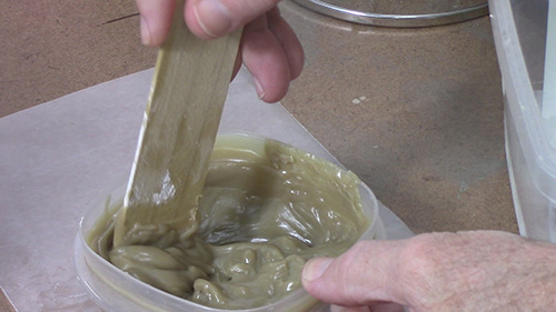 Mixing paste made of diatomaceous earth, beeswax and mineral oil