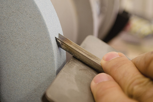 Two sharp points indicating beading tool