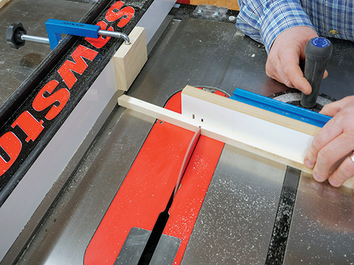 Resetting miter gauge for making cut on lampe shade frame
