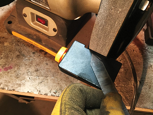Sharpening blade with an angle grinder