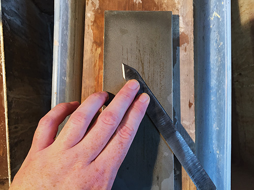 Sharpening blade on a diamond-coated sharpening stone