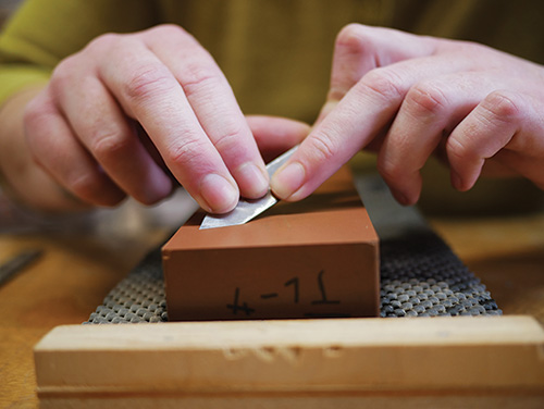 Honing the edge of the blade after creation