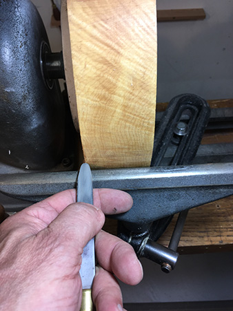 Using scraper to true bowl blank edge