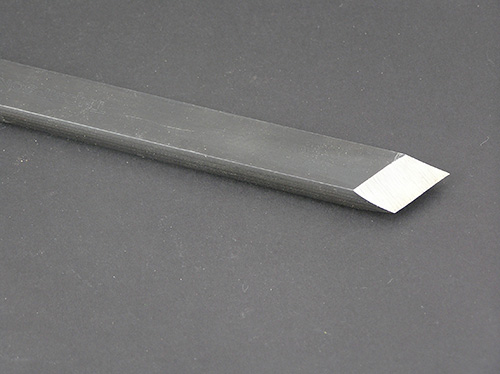 View of the angle on a rectangular skew chisel blade